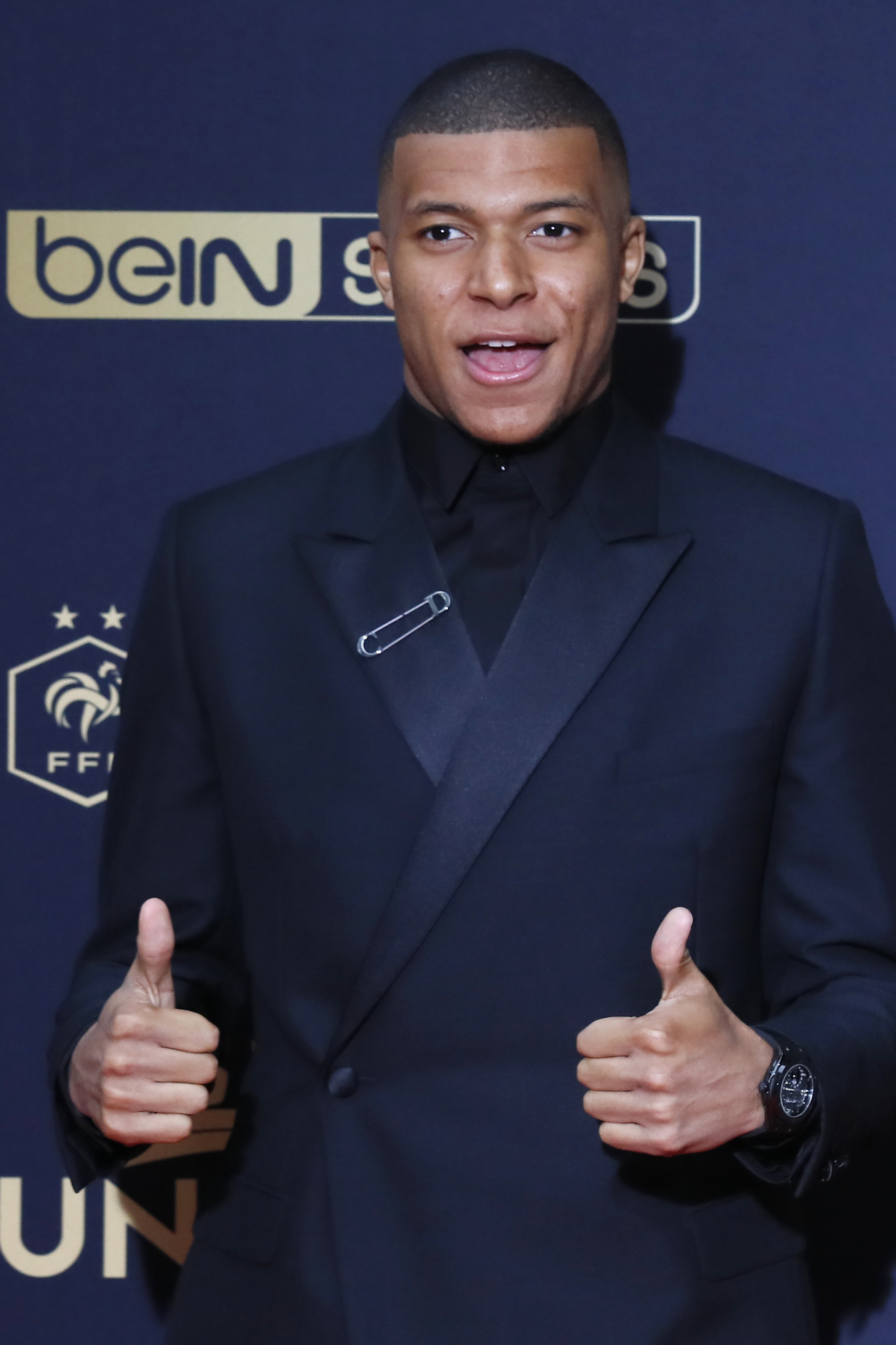 体现出他对 体现出他对